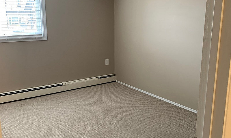 2 Bedroom Sunningdal...