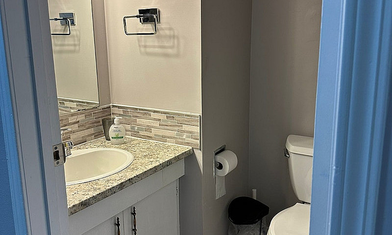 5407 Hillview Cresce...