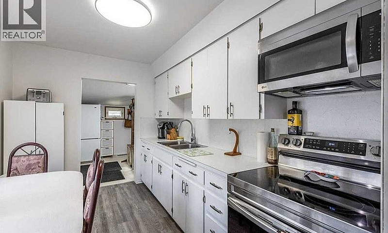House For Sale - Gar...
