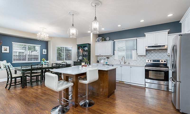 6 Bed + Den | 2 Stor...