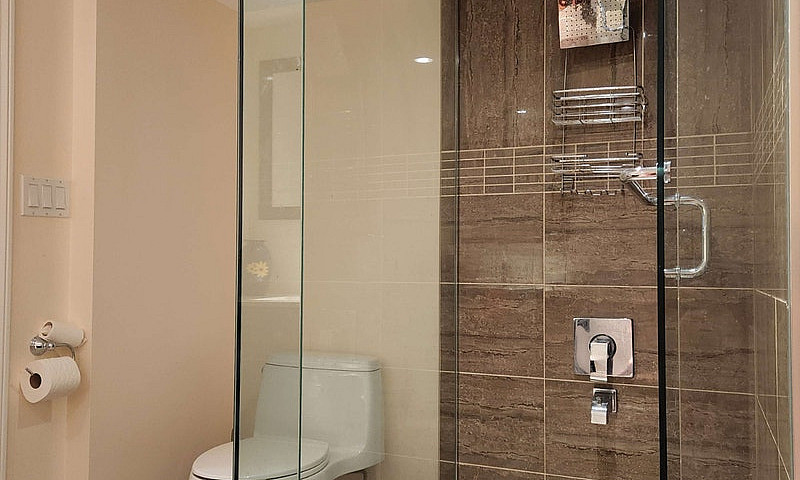 Bright 2-Bedroom Bas...