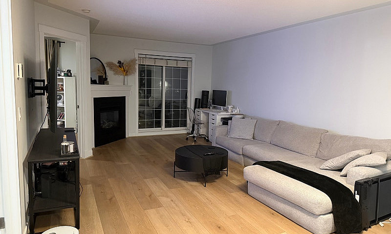 1 Bedroom+Den In Mar...