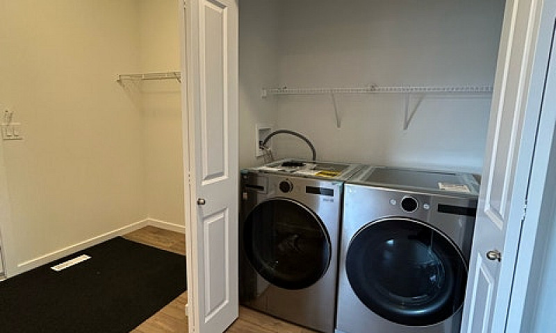 **3Bed 2.5Bath House...