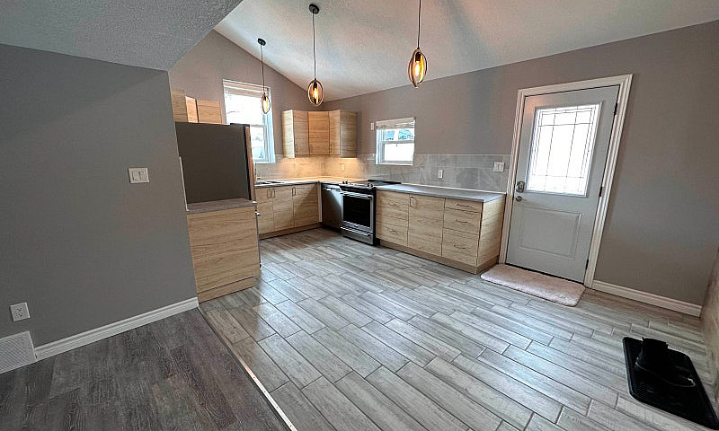 Bright Spacious 1Br ...