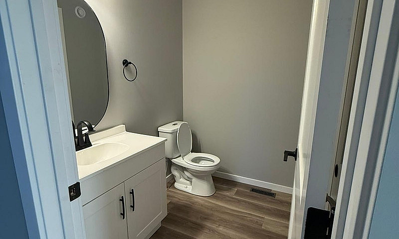 Basement Suite For R...