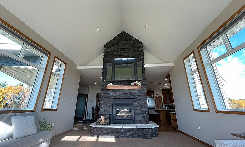 Custom Home On 1/4 S...