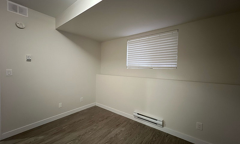 **2 Bed 1 Bath Lower...