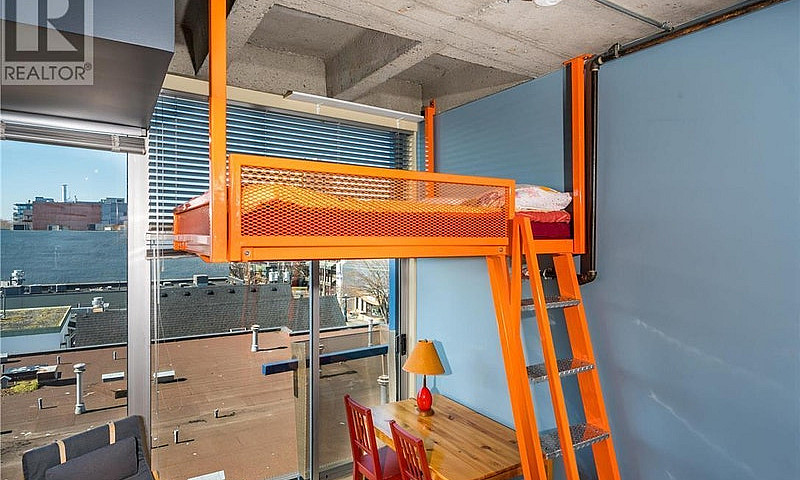 Bright, High Ceiling...