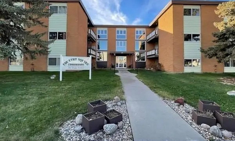 Spacious Top-Floor C...