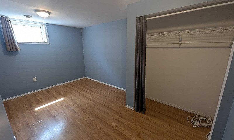 Basement Suite W/ Ut...