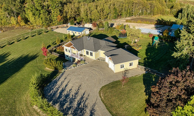 4 Beds 3 Baths - Acr...