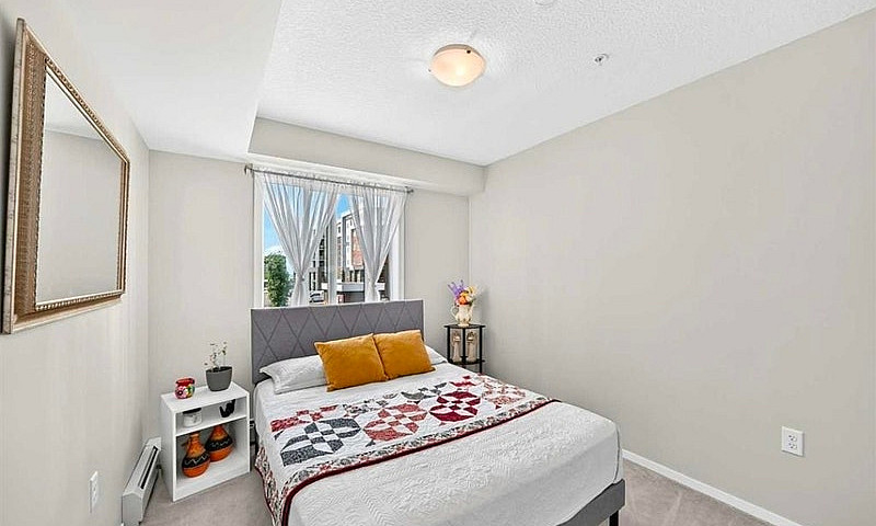 Modern 2 Bed + Den C...