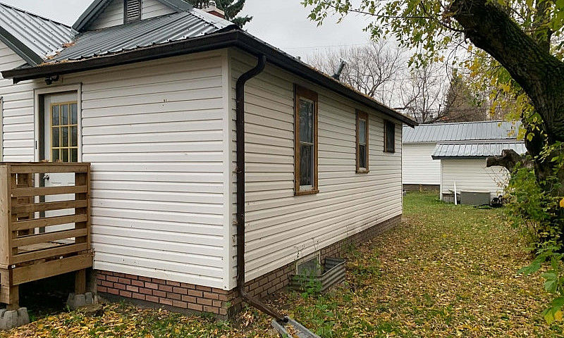 843 13 Street West...