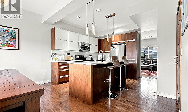 Beautiful 3 Bed 3 Ba...
