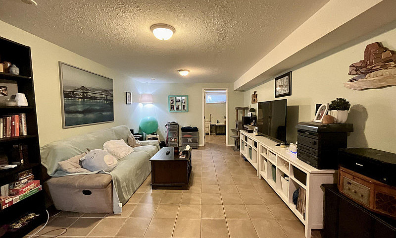 2 Bed Basement With ...