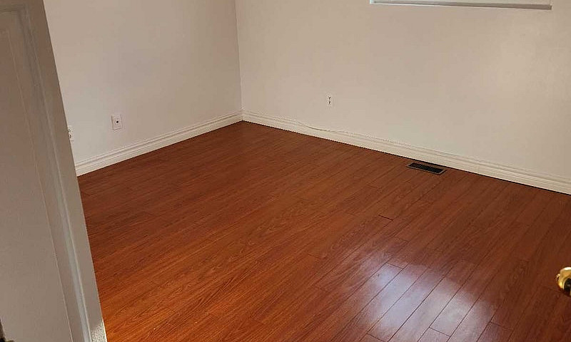 $2300 - 3 Bedroom Up...