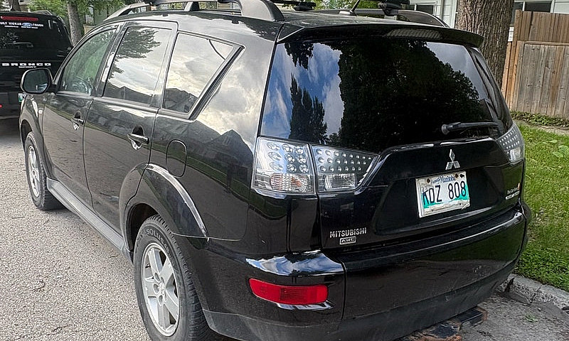 2011 Mitsubishi Outl...