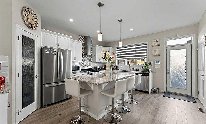 Bright & Modern 4-Be...