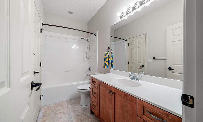 Gorgeous 1 Bed + Den...