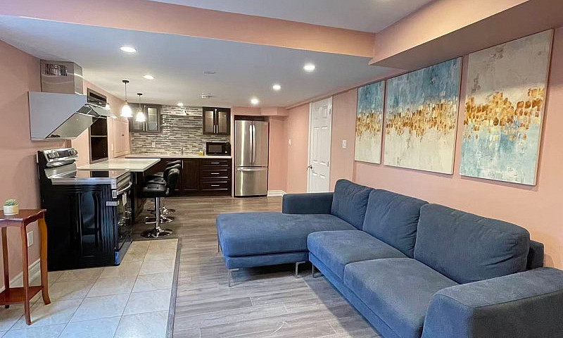 Bright 2-Bedroom Bas...