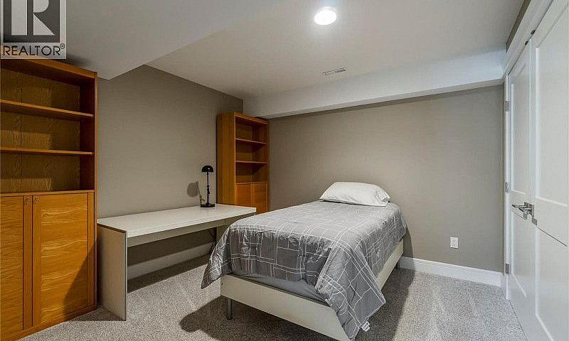 Luxury Lakefront Hom...