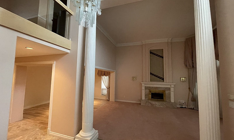 Spacious 5-Bedroom E...