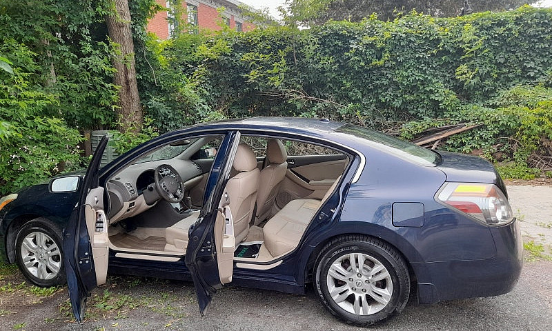 Nissan Altima   Cvt...