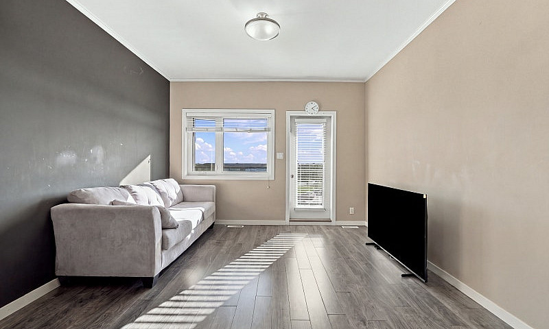 Top Floor Condo For ...