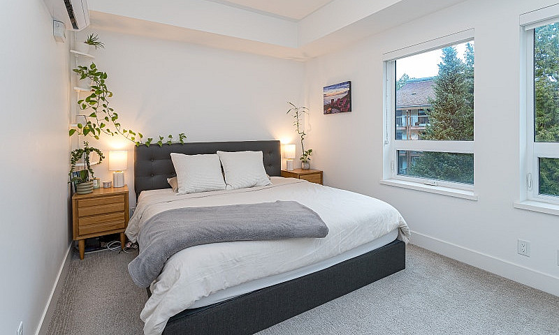 1 Bed +Den Condo In ...