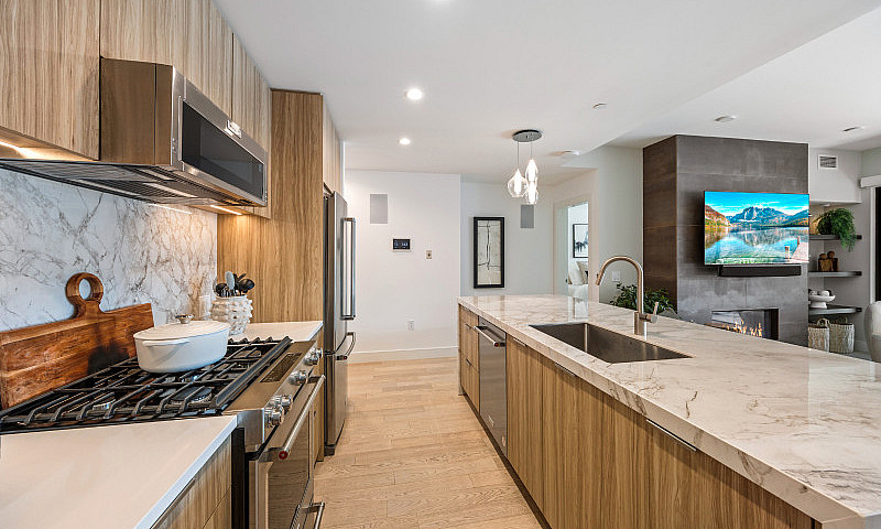 Exquisite Condo Livi...