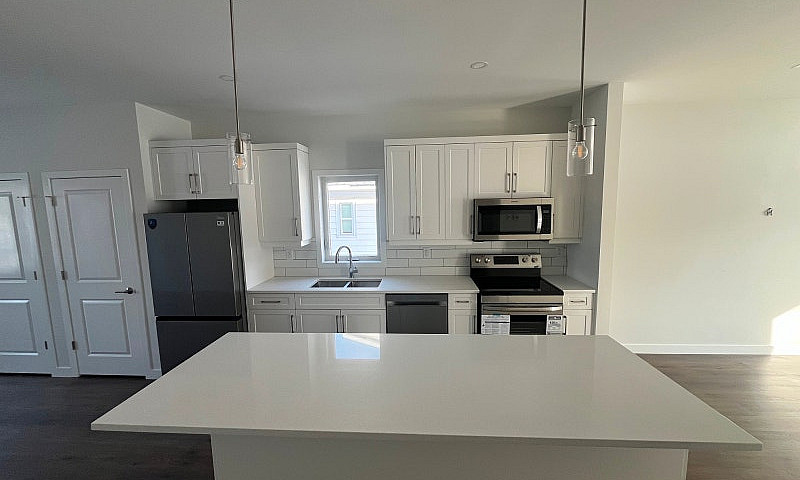 3-Bed / 3-Bath Townh...