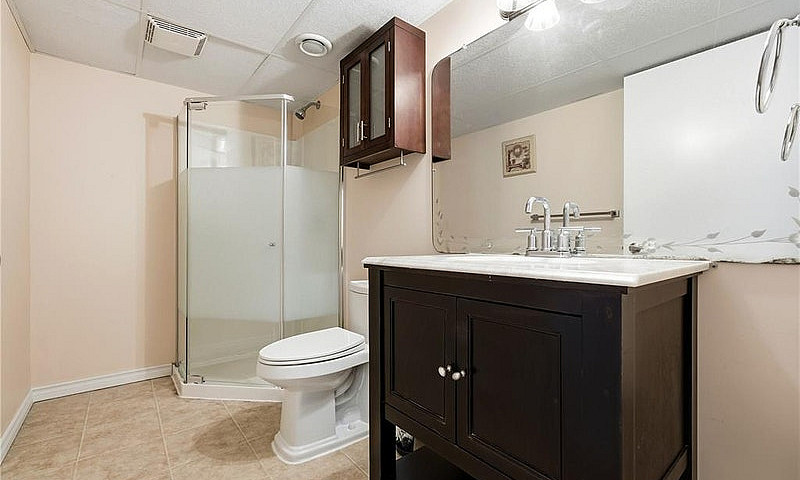 Basement Suite For R...