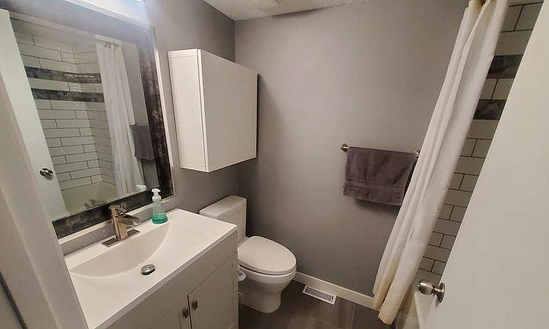 Furnished 2-Level Ba...