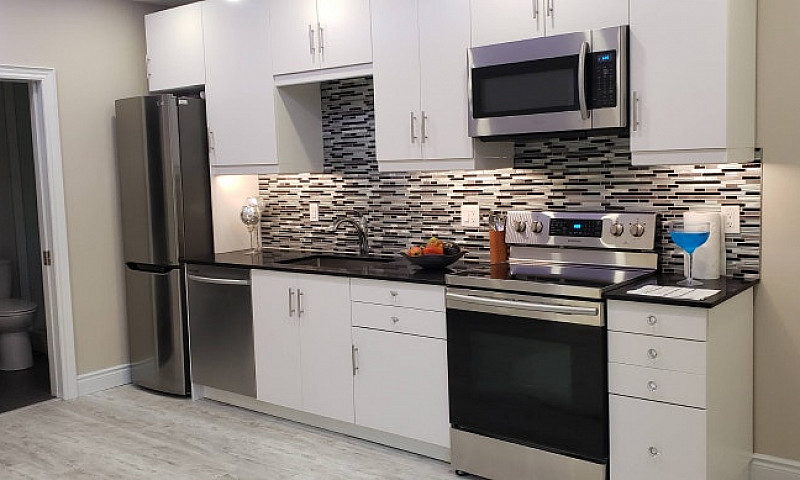Luxury 1-Bedroom Apa...