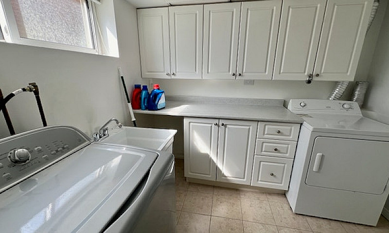 Bright 1-Bedroom Bas...