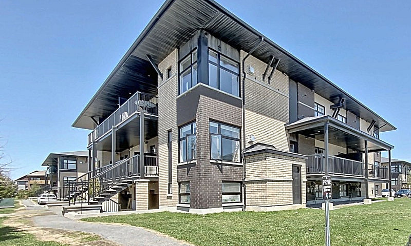 Très Beau Condo À Ay...