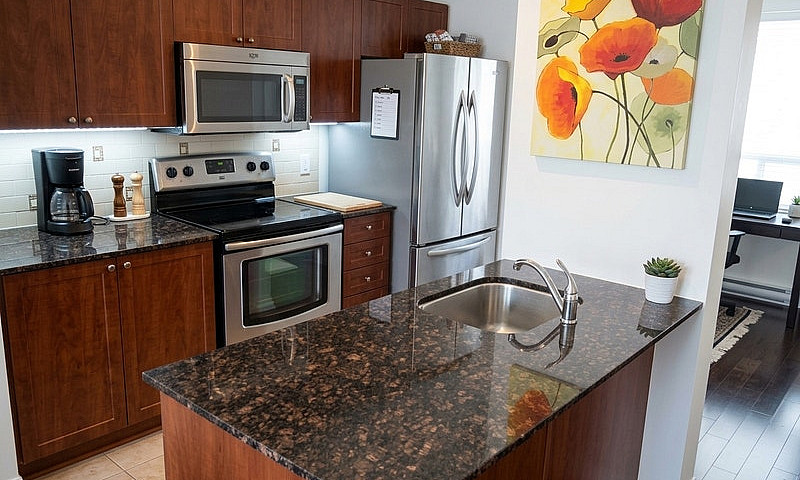 Luxury 1 Bed + Den F...