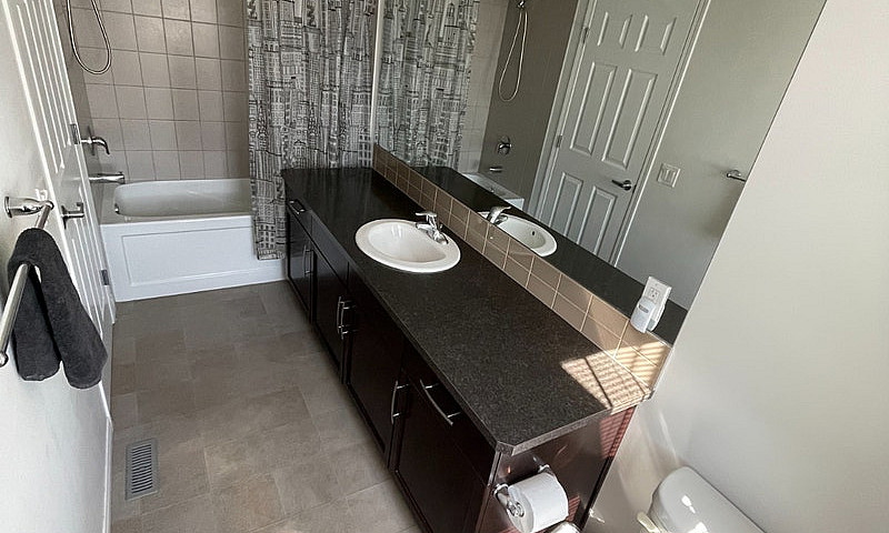 3 Beds 2.5 Baths Ent...