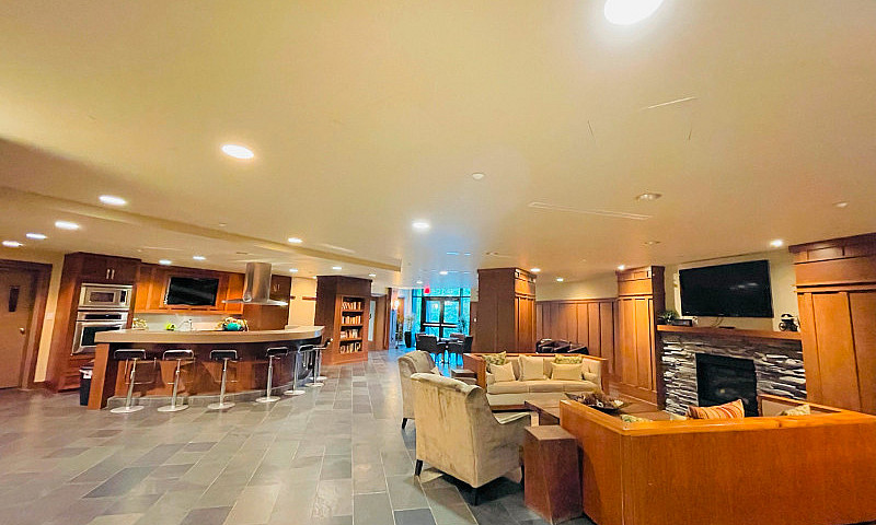 Elegant 1Br/1Ba Suit...