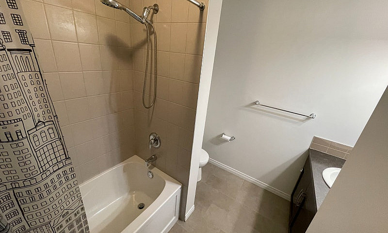 3 Beds 2.5 Baths Ent...
