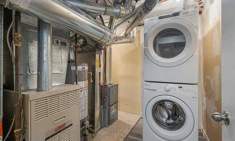 2 Bed+Den,1 Bath New...