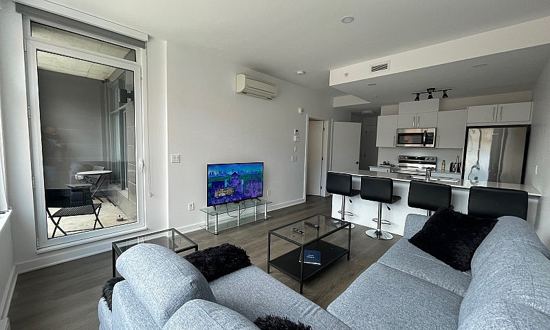 Luxury 1-Bedroom Apa...