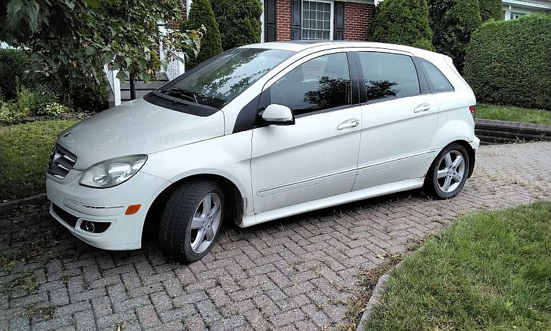 Mercedes •B200...