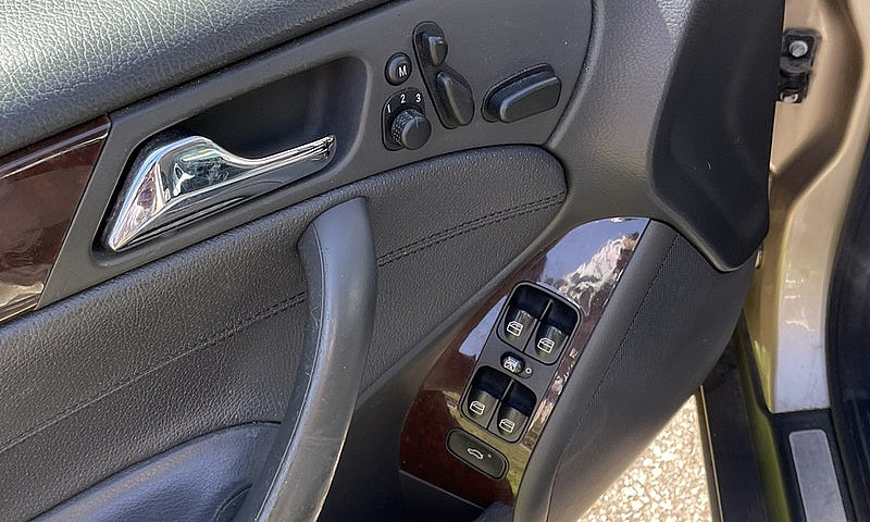 Mercedes Benz C320 4...