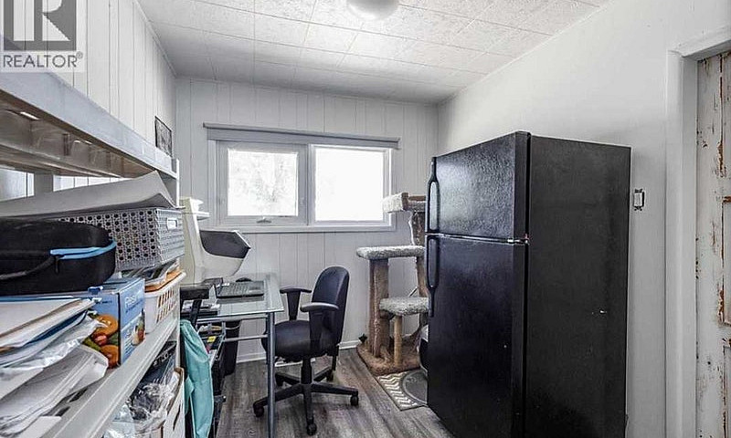 House For Sale - Gar...