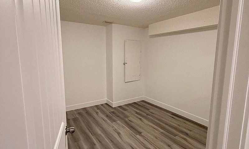 Basement Suite For R...