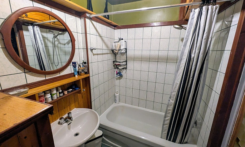 2 Beds 1 Bath Flat...