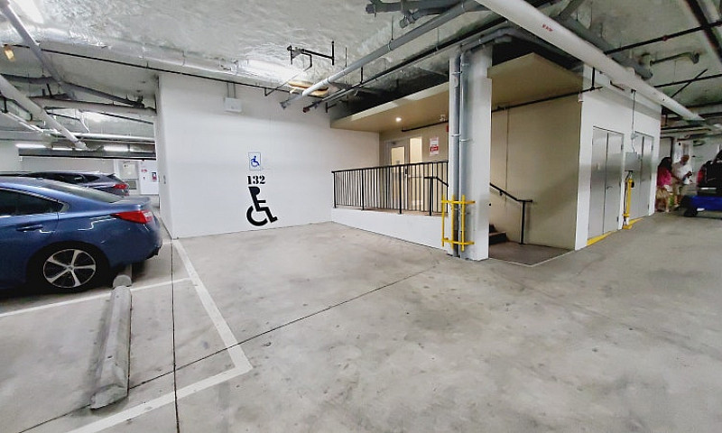 Spacious Modern 1 Be...