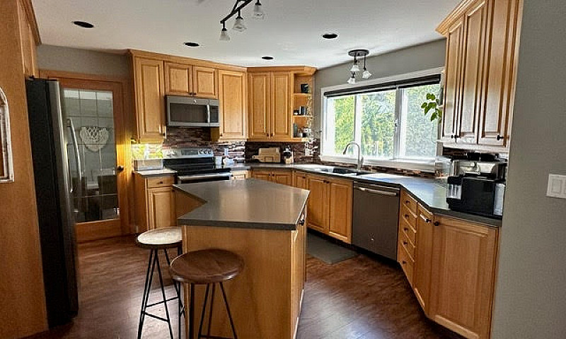 5 Bedrooms, 4 Bathro...