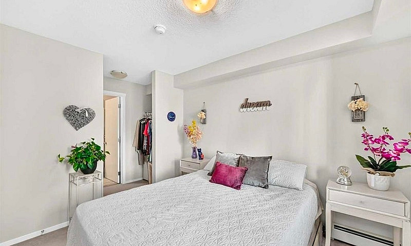 Modern 2 Bed + Den C...